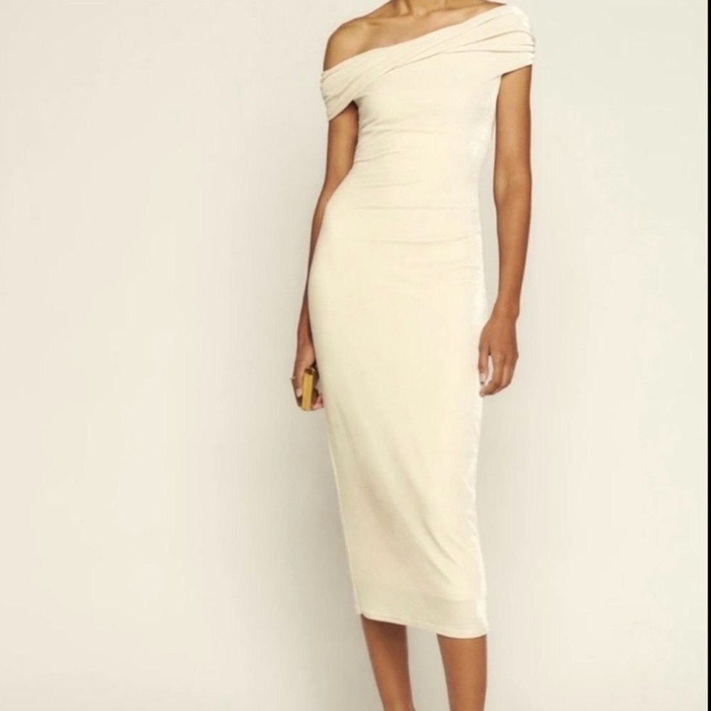 Reformation Creme Velvet Dress.

Size - xtra large 

New with tags